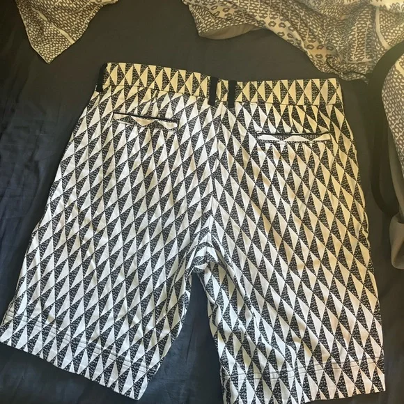Manaola Black and White Geometric Men Shorts
Like a 
36 and fits perfectly 🤙🏾 - Picture 4 of 7